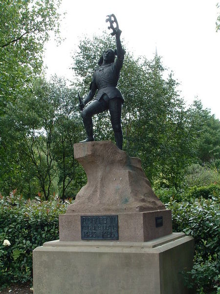 A photograph of the statue of Richard III in Leicester